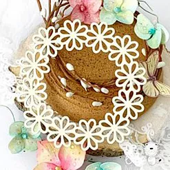 Украшение из чипборда "Веночек из ромашек" (LeoMammy) Украшение из чипборда "Веночек из ромашек" (LeoMammy)